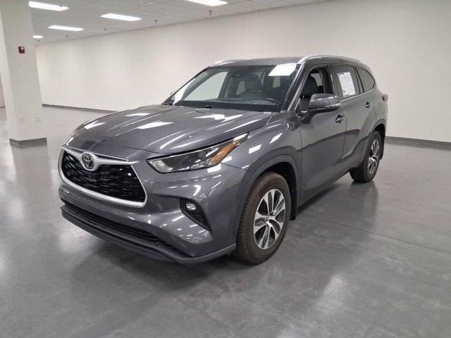 Photo of 2022 Magnetic Gray Metallic Toyota Highlander