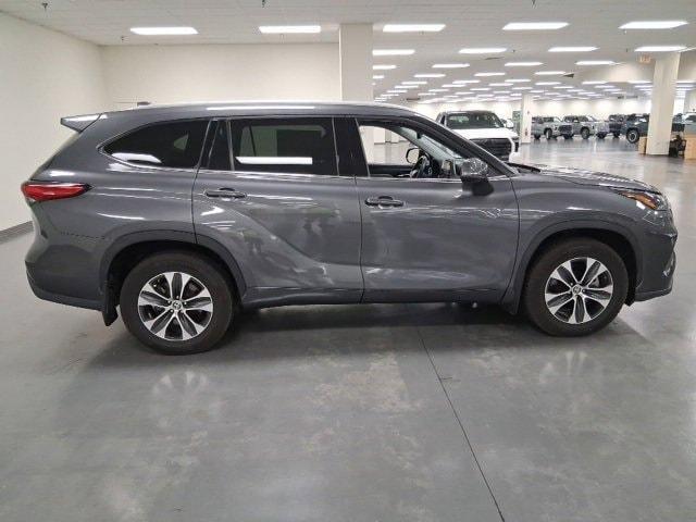 Photo of 2022 Magnetic Gray Metallic Toyota Highlander