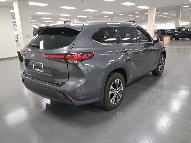 Photo of 2022 Magnetic Gray Metallic Toyota Highlander