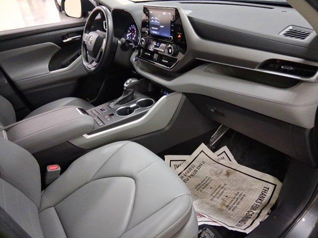 Photo of 2022 Magnetic Gray Metallic Toyota Highlander