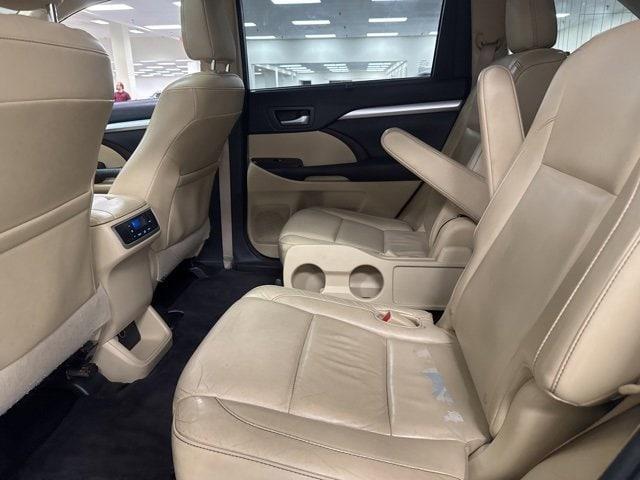 Photo of 2015 Creme Brulee Mica Toyota Highlander