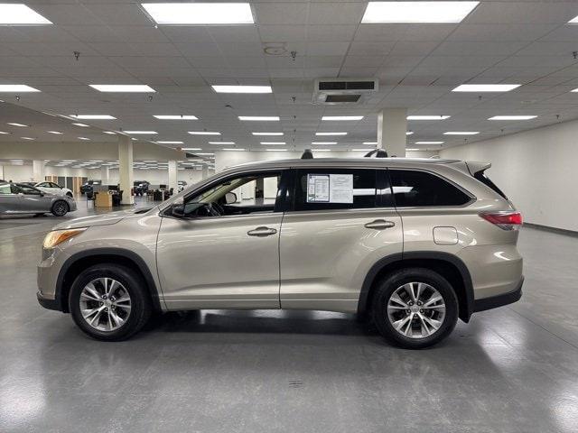 Photo of 2015 Creme Brulee Mica Toyota Highlander