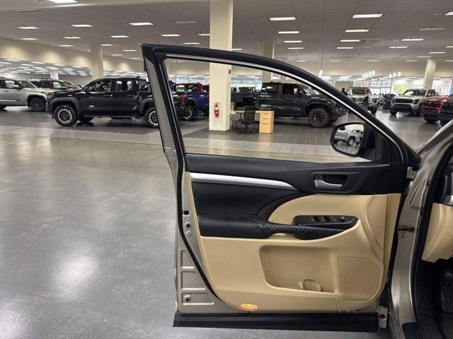 Photo of 2015 Creme Brulee Mica Toyota Highlander