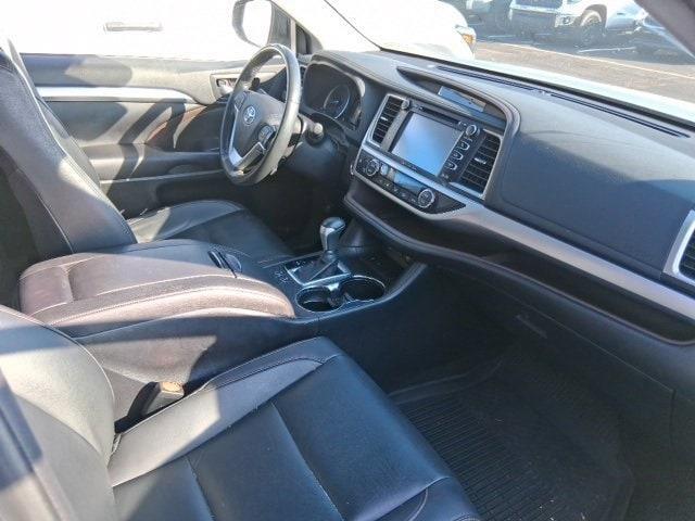 Photo of 2019 Celestial Silver Metallic Toyota Highlander