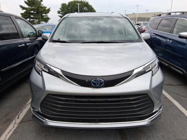 Photo of 2022 Celestial Silver Metallic Toyota Sienna