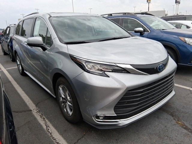 Photo of 2022 Celestial Silver Metallic Toyota Sienna