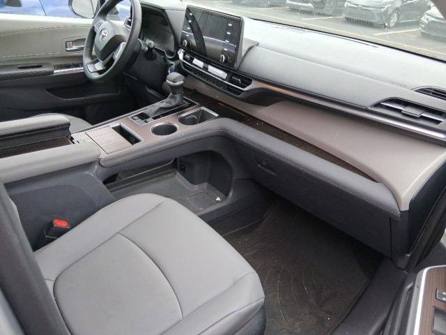 Photo of 2022 Celestial Silver Metallic Toyota Sienna