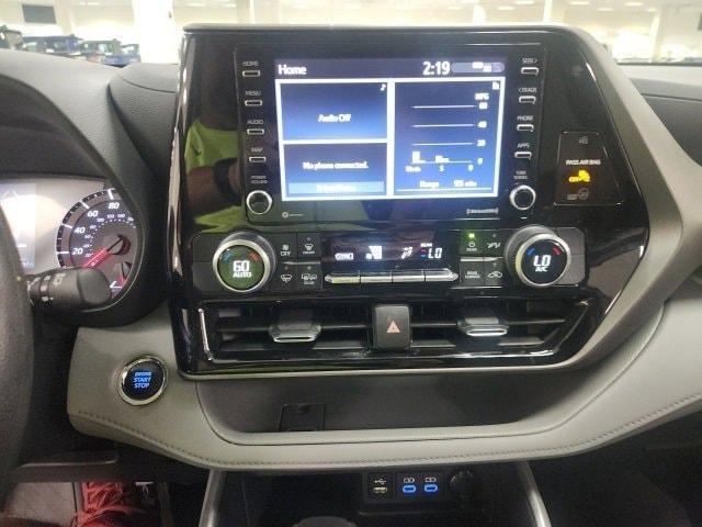 Photo of 2022 Celestial Silver Metallic Toyota Highlander