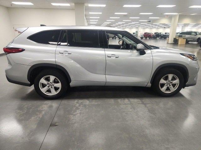 Photo of 2022 Celestial Silver Metallic Toyota Highlander