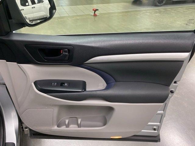 Photo of 2017 Celestial Silver Metallic Toyota Highlander