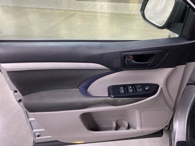 Photo of 2017 Celestial Silver Metallic Toyota Highlander