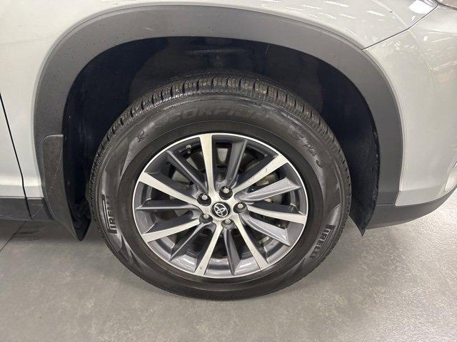 Photo of 2019 Celestial Silver Metallic Toyota Highlander Hybrid
