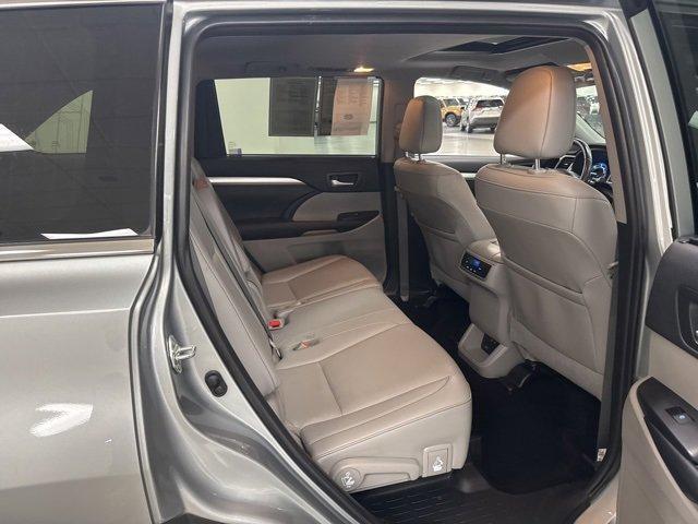 Photo of 2019 Celestial Silver Metallic Toyota Highlander Hybrid