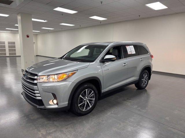 Photo of 2019 Celestial Silver Metallic Toyota Highlander Hybrid