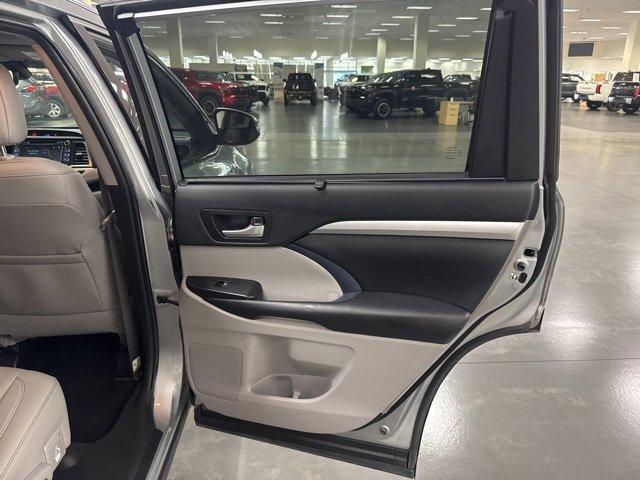 Photo of 2019 Celestial Silver Metallic Toyota Highlander Hybrid
