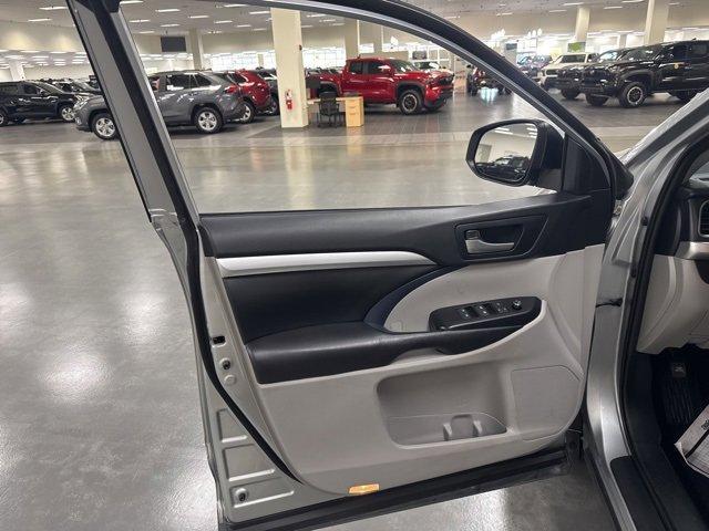 Photo of 2019 Celestial Silver Metallic Toyota Highlander Hybrid