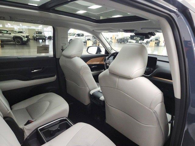 Photo of 2025 Cloud 9 White Toyota Grand Highlander