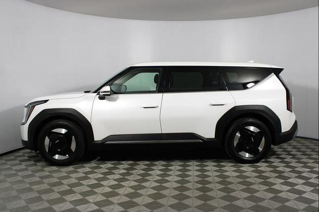 Photo of 2024 Snow White Pearl Kia EV9