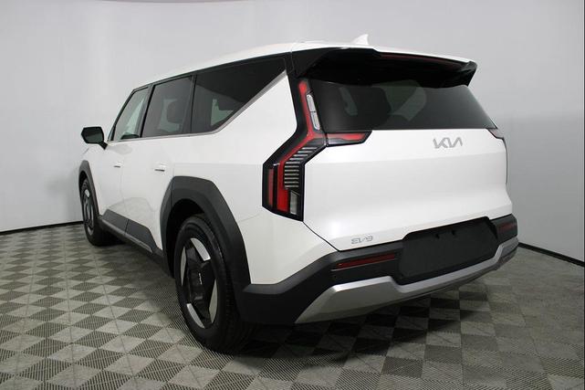 Photo of 2024 Snow White Pearl Kia EV9