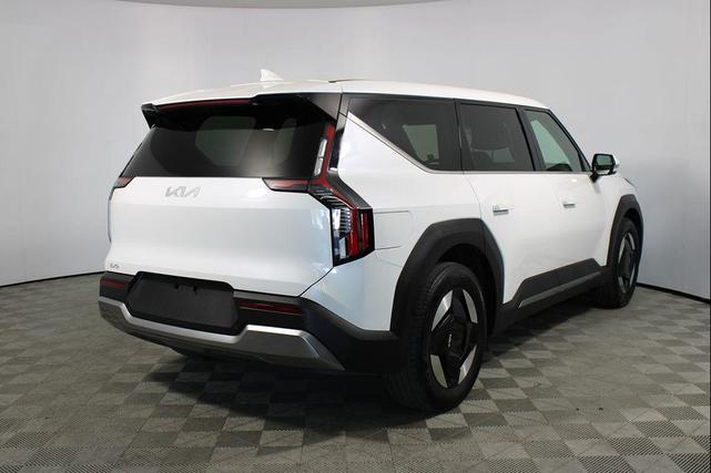 Photo of 2024 Snow White Pearl Kia EV9