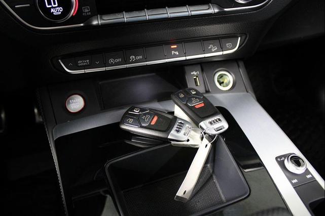 Photo of 2021 White Audi SQ5