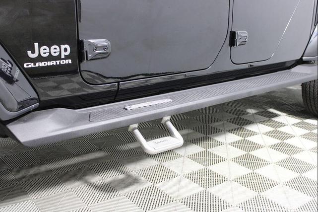 Photo of 2020 Black Clearcoat Jeep Gladiator