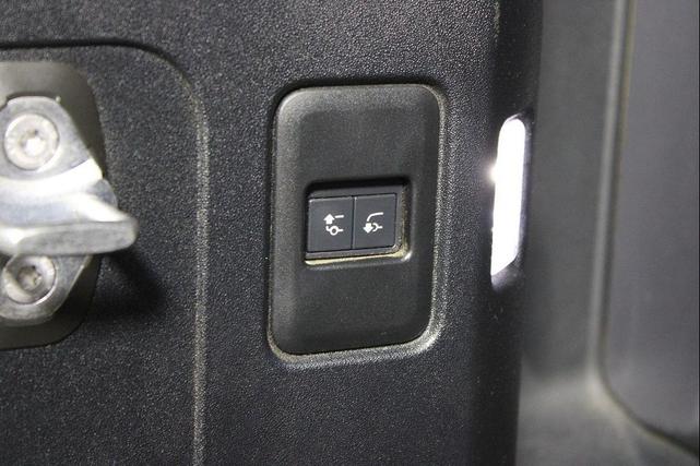 Photo of 2020 Fuji White Land Rover Defender