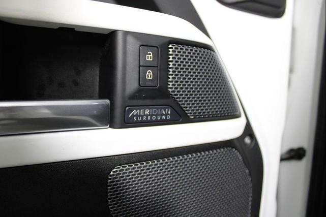 Photo of 2020 Fuji White Land Rover Defender