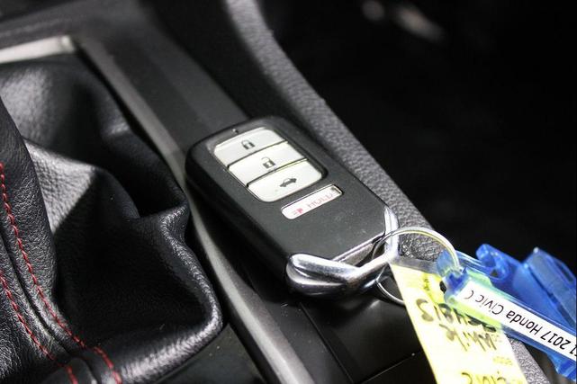 Photo of 2017 White Orchid Pearl Honda Civic