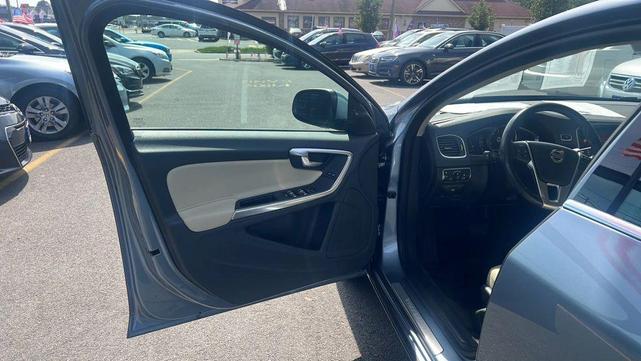 Photo of 2017 Mussel Blue Metallic Volvo S60 Inscription