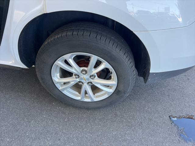 Photo of 2017 Summit White Chevrolet Equinox