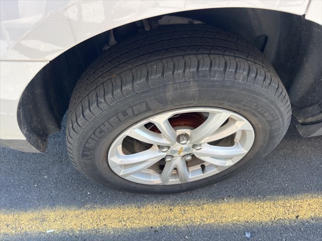 Photo of 2017 Summit White Chevrolet Equinox