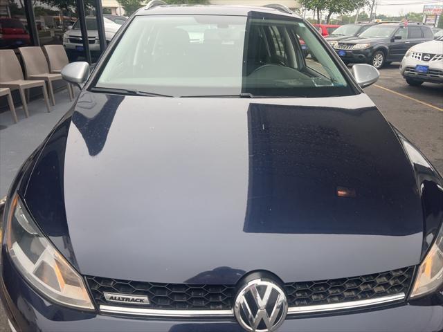 Photo of 2017 Blue Volkswagen Golf Alltrack