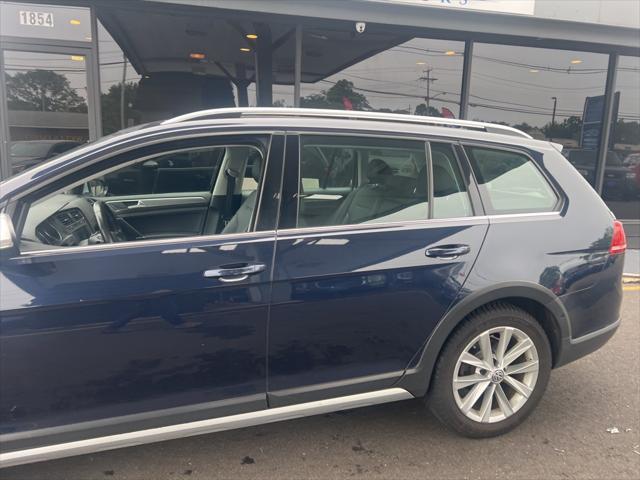 Photo of 2017 Blue Volkswagen Golf Alltrack