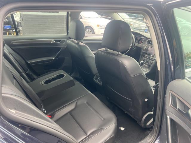 Photo of 2017 Blue Volkswagen Golf Alltrack