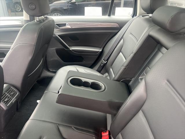 Photo of 2017 Blue Volkswagen Golf Alltrack