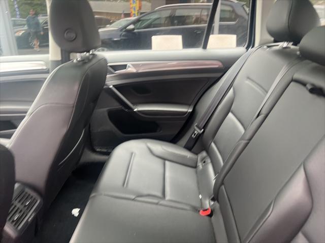 Photo of 2017 Blue Volkswagen Golf Alltrack