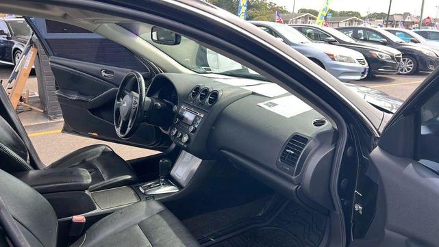 Photo of 2011 Super Black Nissan Altima