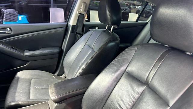 Photo of 2011 Super Black Nissan Altima