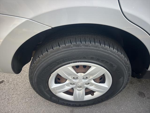 Photo of 2009 Radiant Silver Metallic Hyundai SANTA FE