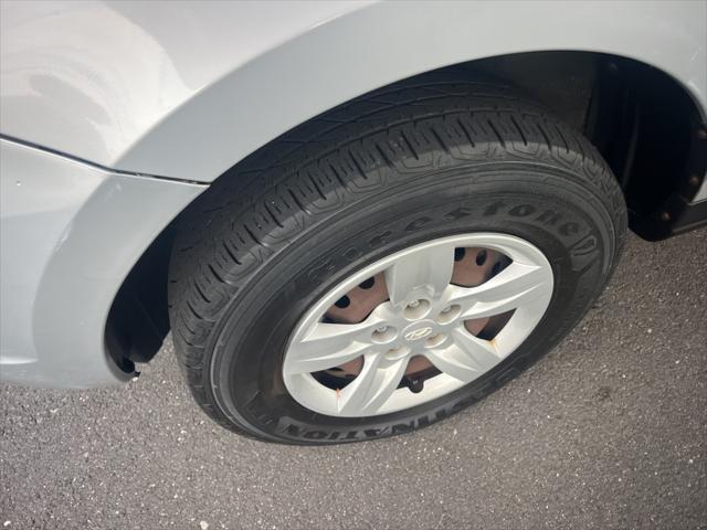 Photo of 2009 Radiant Silver Metallic Hyundai SANTA FE