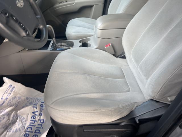 Photo of 2009 Radiant Silver Metallic Hyundai SANTA FE