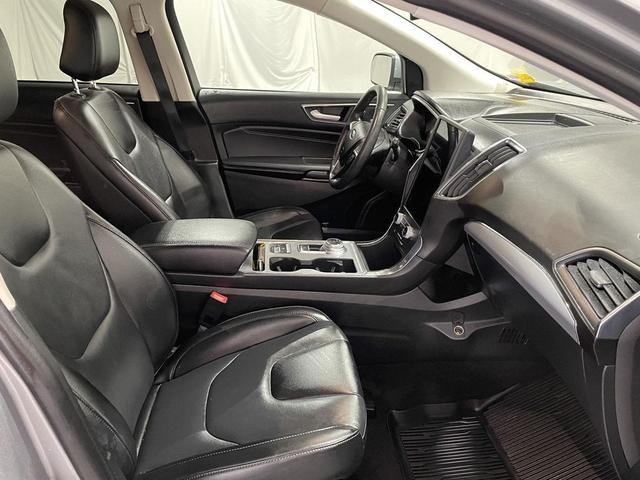 Photo of 2021 Iconic Silver Metallic Ford Edge