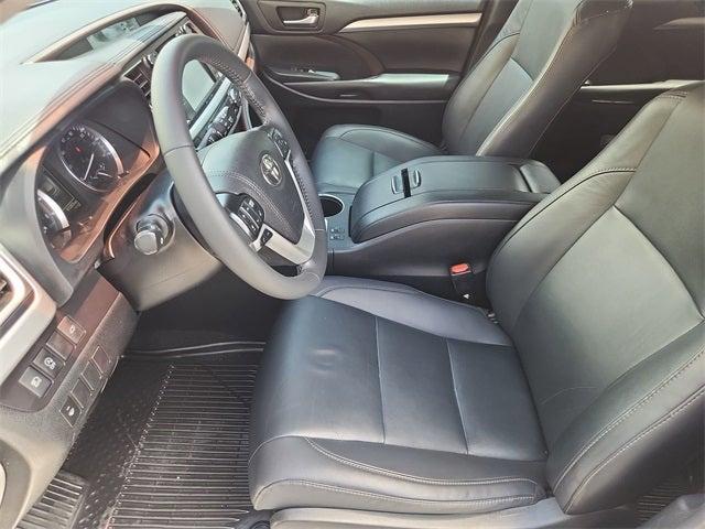 Photo of 2019 Celestial Silver Metallic Toyota Highlander