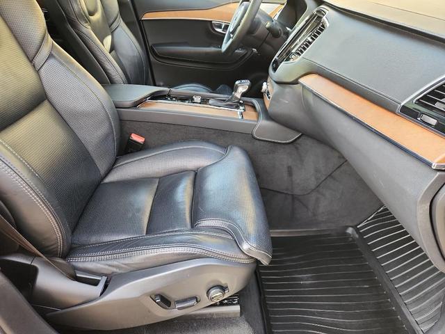 Photo of 2018 Onyx Black Metallic Volvo XC90