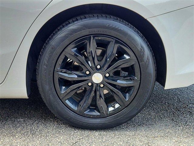 Photo of 2019 Summit White Chevrolet Malibu