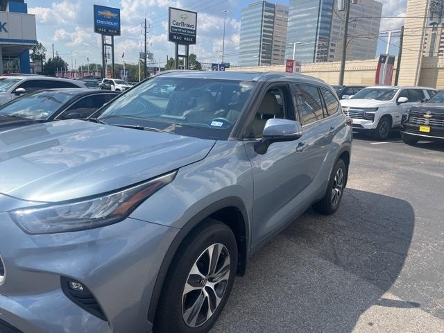 Photo of 2020 Moon Dust Toyota Highlander