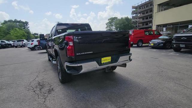 Photo of 2022 Mosaic Black Metallic Chevrolet Silverado 2500
