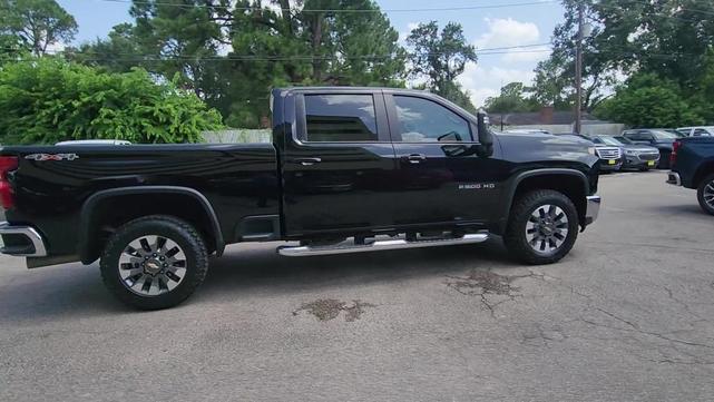 Photo of 2022 Mosaic Black Metallic Chevrolet Silverado 2500