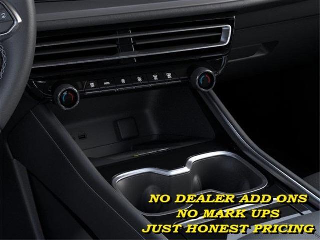 Photo of 2025 White Chevrolet Traverse